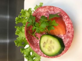 Rundstykker med salami.....kr.39,-