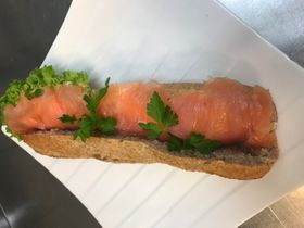 Baguette med laks og eggerøre ..... kr,79,-