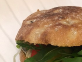 Focaccia med karrikylling ........kr.89,-