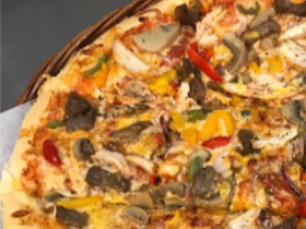 Stor pizza med biffkjøtt........kr.179,-